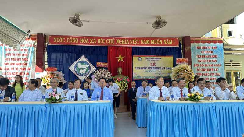 LỄ TUYÊN DƯƠNG KHEN THƯỞNG VÀ BẾ GIẢNG NĂM HỌC 2022-2023