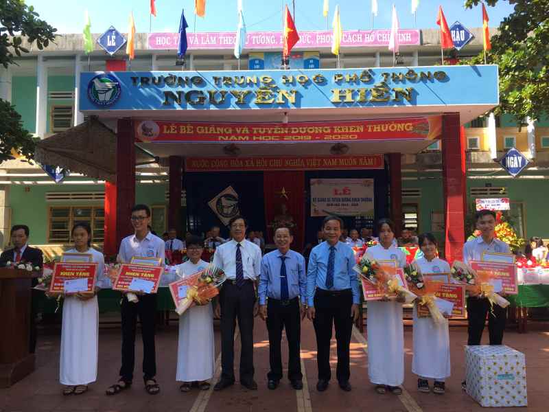 LỄ TUYÊN DƯƠNG VÀ PHÁT THƯỞNG NĂM HỌC 2019-2020